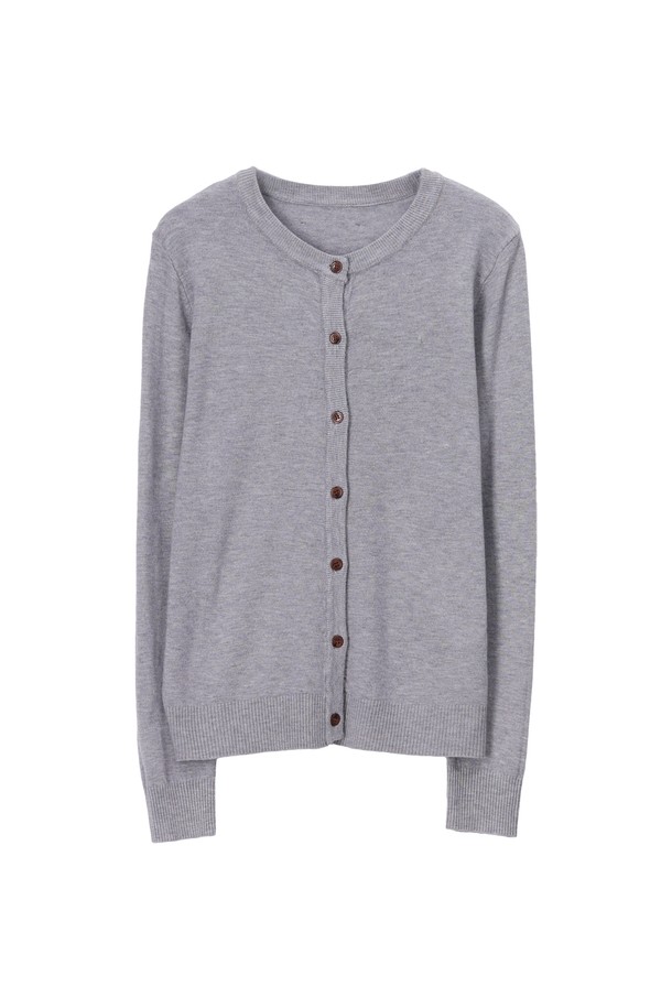 라운드 넥 가디건_NSCA509 (블랙)은 부드러운 촉감의 비스코스, 폴리에스테르, 스판덱스, 울 혼방 소재로 제작되어 봄, 가을에 착용하기 좋은 얇은 두께의 여성용 가디건입니다. 레귤러 핏으로 제작되었으며, 베이직하고 캐주얼한 스타일을 연출할 수 있습니다. 라운드 넥 디자인에 소매와 넥라인 립조직으로 마감하여 편안한 착용감을 선사하며, 뒷면 가죽 패치 로고 디테일로 포인트를 더했습니다. 데이트룩, 카페룩 등 다양한 TPO에 활용 가능하며, 캐주얼, 미니멀, 클래식 스타일을 즐겨 입는 분들께 추천합니다. 블랙, 블루, 옐로우, 그레이, 아이보리 총 5가지 컬러로 만나보세요.
