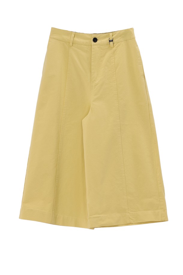 롱 버뮤다 팬츠_NHCP5250은 여성용 버뮤다 팬츠로, 봄, 여름 시즌에 착용하기 좋습니다. 네이비와 옐로우 두 가지 컬러로 출시되었으며, 일상, 데이트룩, 쇼핑룩 등 다양한 TPO에 활용할 수 있습니다. 면 소재의 무지 디자인으로 클래식, 캐주얼, 미니멀 스타일을 연출하기 좋으며, 무릎 기장의 세미슬림 핏으로 편안하면서도 세련된 실루엣을 선사합니다. 자연스러운 드레이프와 자체 개발 로고 인그레이빙, 실버 벨트루프 장식이 특징입니다.
