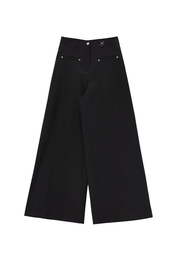 **코튼 와이드 핏 데님 팬츠**

부드러운 촉감의 면, 스판덱스 혼방 소재로 제작된 여성용 와이드 데님 팬츠입니다. 봄, 여름, 가을 계절에 적합하며, 캐주얼하고 베이직한 스타일을 연출할 수 있습니다. 드롭된 허리 라인과 앞주머니 디테일, 발목 기장으로 편안하면서도 세련된 핏을 선사합니다. 로고 각인 벨트 루프와 실버 하드웨어, 커스텀 가죽 패치가 돋보이며, 동네 마실룩 또는 쇼핑룩에 활용하기 좋습니다. 미니멀한 스타일을 즐기는 분들께 추천합니다.
