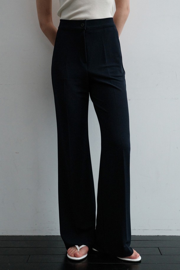 세미 부츠컷 슬랙스_네이비 NSHL5259는 여성용 바지로, 봄, 여름, 가을에 착용하기 좋습니다. 부드러운 촉감의 폴리에스테르와 스판덱스 혼방 소재로 제작되어, 레귤러 핏의 편안함과 신축성을 제공합니다. 발등을 덮는 세미 부츠컷 라인으로 다리가 길어 보이는 효과를 주며, 뒷면 로고 디테일이 은은한 포인트를 더합니다. 출근룩, 오피스룩, 미니멀, 클래식 스타일을 선호하는 분들께 추천하는 데일리 슬랙스입니다.
