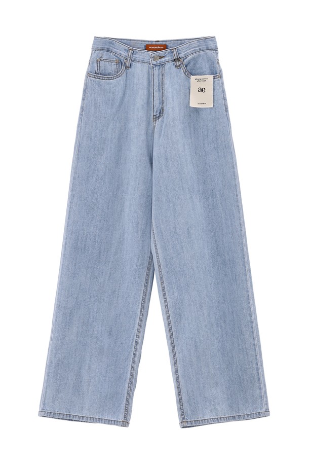 썸머 클래식 데님 팬츠_NHDP5260는 여름 시즌에 시원하게 입기 좋은 여성용 데님 팬츠입니다. 딥블루, 라이트블루 두 가지 색상으로 출시되었으며, 클래식하고 베이직한 스타일을 연출할 수 있습니다. 얇은 두께의 면과 린넨 혼방 소재로 제작되어 부드러운 촉감을 선사하며, 와이드핏으로 편안한 착용감을 제공합니다. 

일상, 데이트룩, 쇼핑룩 등 다양한 TPO에 활용 가능하며, 미니멀, 캐주얼 스타일을 선호하는 분들께 추천합니다. 실버 벨트 루프 장식과 탈부착 가능한 캔버스 패치가 디자인의 포인트를 더하며, 긴 기장으로 다리가 길어 보이는 효과를 줍니다.

또한, 길이 수선 무료 서비스를 제공하여, 완벽한 핏으로 데님 팬츠를 즐길 수 있습니다.
