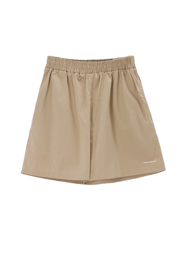 HALF COTTON BANDING PANTS (하프 코튼 밴딩 팬츠)_NHPT5257는 여성용 반바지로, 봄, 여름 시즌에 활용하기 좋은 아이템입니다. 아이보리, 베이지, 블랙 3가지 색상으로 출시되어 어떤 상의와도 쉽게 매치할 수 있습니다. 부드러운 면 소재로 제작되어 편안한 착용감을 선사하며, 허리 밴딩 라인과 로고 포인트 디테일이 돋보입니다. 레귤러핏의 하프 기장으로 캐주얼, 미니멀, 클래식 스타일을 모두 소화하며, 동네 마실룩이나 여행룩으로 활용하기 좋습니다.
