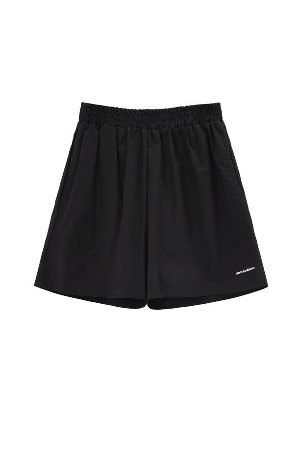 하프 코튼 밴딩 팬츠_에이치피티5257은 부드러운 면 소재의 여성 반바지입니다. 아이보리, 베이지, 블랙 3가지 색상으로 출시되었으며, 허리 밴딩과 레귤러 핏으로 편안한 착용감을 제공합니다. 캐주얼, 미니멀, 클래식 스타일을 모두 소화하며, 로고 포인트 디테일이 돋보입니다. 봄, 여름 시즌 데일리룩, 동네 마실룩, 카페룩, 여행룩 등 다양한 TPO에 활용하기 좋습니다. 얇은 두께감으로 시원하게 착용 가능하며, 무지 디자인으로 어떤 상의와도 쉽게 매치할 수 있습니다.
