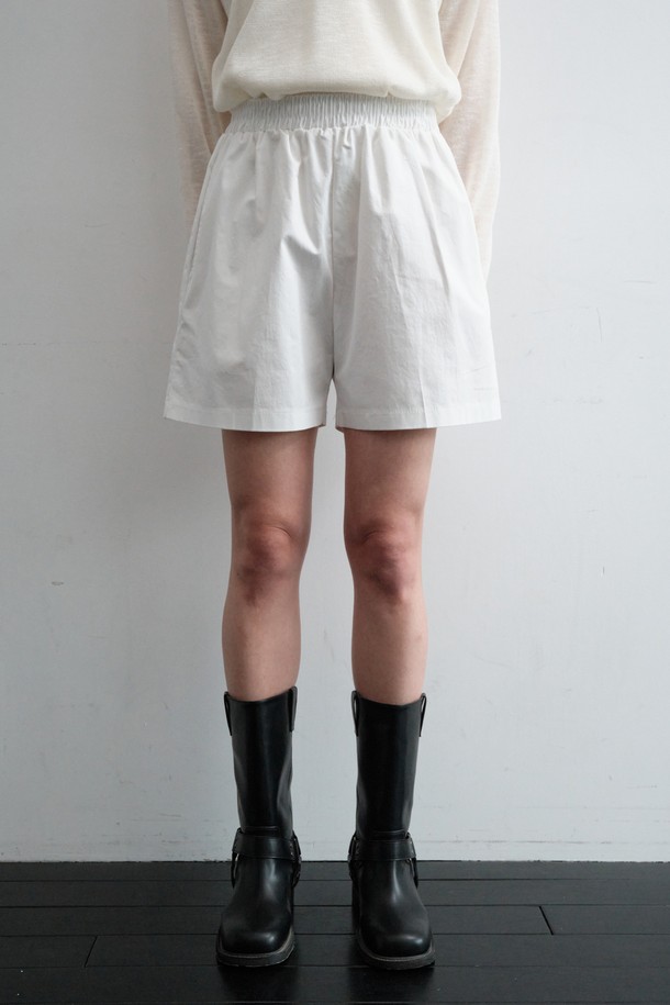 HALF COTTON BANDING PANTS_NHPT5257 (하프 코튼 밴딩 팬츠)는 편안한 착용감과 스타일리시함을 동시에 잡은 여성용 반바지입니다. 봄, 여름 시즌에 적합하며, 부드러운 면 소재로 제작되어 얇고 시원한 착용감을 선사합니다. 허리 부분은 신축성 있는 밴딩 처리되어 편안함을 더했으며, 하단 로고 포인트로 은은한 포인트를 더했습니다. 베이직하고 캐주얼한 스타일로, 데일리룩은 물론 동네 마실룩, 여행룩까지 다양한 TPO에 활용하기 좋습니다. 아이보리, 베이지, 블랙 세 가지 컬러로 출시되어, 어떤 상의와도 쉽게 매치할 수 있습니다.
