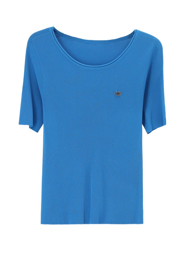 **HALF SLEEVE SLIM KNIT TOP_NHKN5236 (하프 슬리브 슬림 니트 탑_NHKN5236)**은 부드러운 비스코스와 나일론 혼방 소재로 제작되어 편안한 착용감을 선사합니다. 슬림핏 디자인과 라운드넥으로 여성스러운 실루엣을 연출하며, 반소매 기장으로 봄, 여름 시즌에 시원하게 착용하기 좋습니다. 아이보리, 블루 두 가지 색상으로 출시되었으며, 데일리룩, 데이트룩, 카페룩 등 다양한 TPO에 활용할 수 있습니다. 베이직, 미니멀, 클래식 스타일을 선호하는 분들께 추천하며, 실버 로고 디테일이 은은한 포인트를 더합니다. 얇은 두께감으로 가볍게 착용하기 좋으며, 촉감이 부드러워 기분 좋은 착용감을 느낄 수 있습니다.
