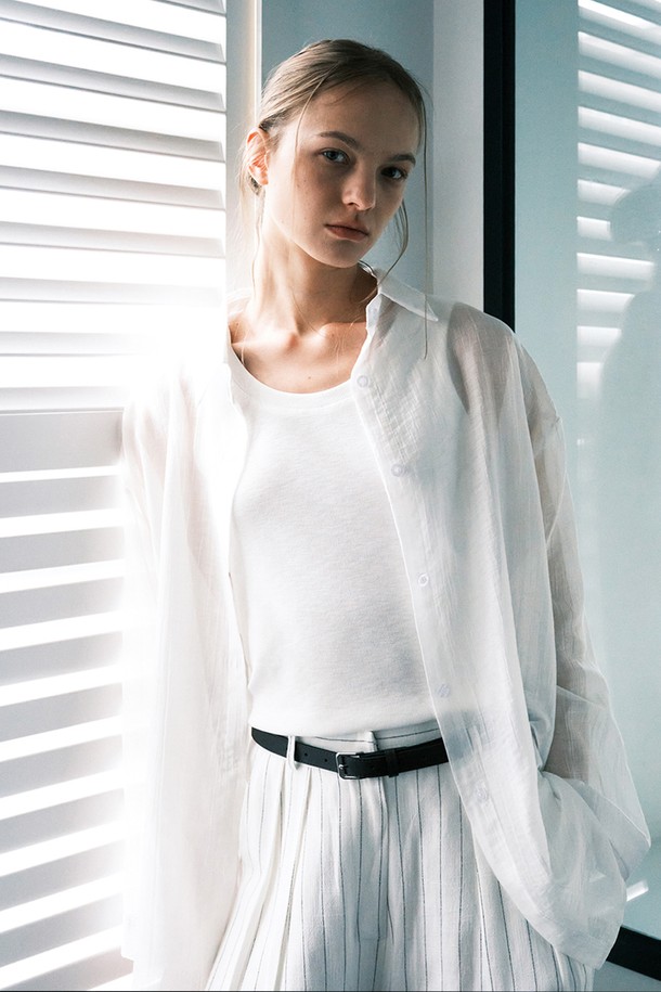 텐셀 루즈 핏 셔츠_NHBL5239는 부드러운 촉감의 텐셀 80%와 폴리에스테르 20% 혼방 소재의 여성 셔츠입니다. 화이트 컬러에 무지 패턴으로, 데일리 및 일상, 오피스룩과 출근룩에 모두 잘 어울립니다. 루즈핏의 긴소매 디자인으로 편안한 착용감을 선사하며, 레귤러 기장으로 다양한 체형에 자연스러운 실루엣을 연출합니다. 얇은 두께감으로 여름철에도 시원하게 착용 가능하며, 베이직, 미니멀, 클래식 스타일을 즐기는 분들께 추천합니다. 
