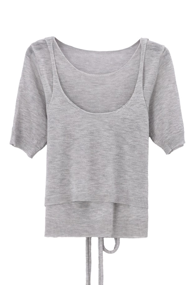 포인트 슬리브 버스티에 니트 _NHKN5243는 여성스러운 무드의 슬림핏 크롭 니트입니다. 부드러운 비스코스와 폴리에스터 혼방 소재로 제작되어 편안한 착용감을 선사하며, 봄, 여름 시즌에 적합합니다. 아이보리, 그레이 두 가지 색상으로 만나볼 수 있으며, 허리 스트링 디테일과 버스티에 디자인이 특징입니다. 스퀘어넥 라인과 반소매 디자인으로 세련된 분위기를 연출하며, 단독 착용도 가능합니다. 데이트룩, 카페룩, 모임룩 등 다양한 TPO에 미니멀하고 클래식한 스타일을 더해보세요.
