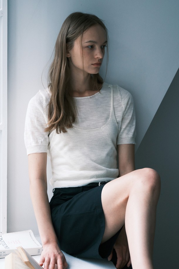 POINT SLEEVE BUSTIER KNIT _NHKN5243 (포인트 슬리브 버스티에 니트)는 페미닌하고 베이직한 스타일의 여성 상의입니다. 아이보리, 그레이 두 가지 색상으로 출시되었으며, 봄, 여름 시즌에 적합한 얇은 두께의 크롭 기장 니트/스웨터입니다. 부드러운 촉감의 비스코스, 폴리에스테르 혼방 소재로 제작되었으며, 어깨 슬림 디자인과 허리 타이 디테일, 버스티에 디자인이 특징입니다. 데이트룩, 카페룩, 모임룩에 어울리는 미니멀하고 클래식한 스타일을 연출할 수 있으며 하단 로고 포인트로 포인트를 더했습니다. 반소매 기장의 스퀘어넥 디자인으로 세련된 분위기를 더합니다.
