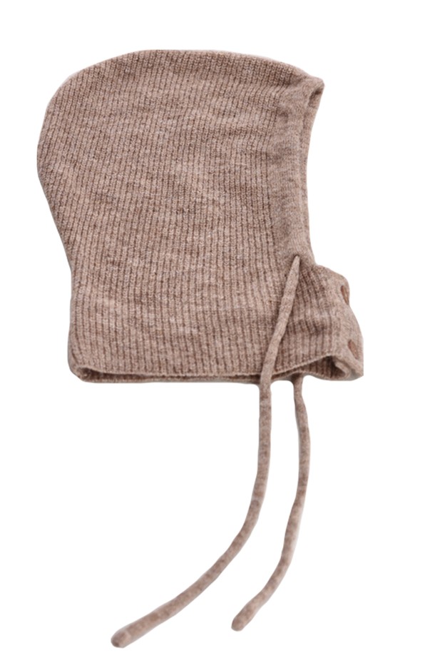 "BUTTON 울 니트 발라클라바_NFAC5311"은 깊은 모자 깊이와 부드러운 촉감이 특징인 발라클라바입니다. 아크릴, 폴리에스테르, 나일론, 울, 스판덱스 등 다양한 소재 혼방으로 제작되어 보온성이 뛰어나 겨울철 데일리룩에 적합합니다. 브라운 베이지, 그레이 두 가지 프리미엄 컬러로 출시되었으며, 무지 패턴에 후드 스트링과 조절끈 디테일이 더해져 미니멀, 클래식, 캐주얼 스타일 모두 소화 가능합니다. 실용적인 디자인으로 다양한 스타일링을 연출할 수 있으며, 관리가 용이합니다.
