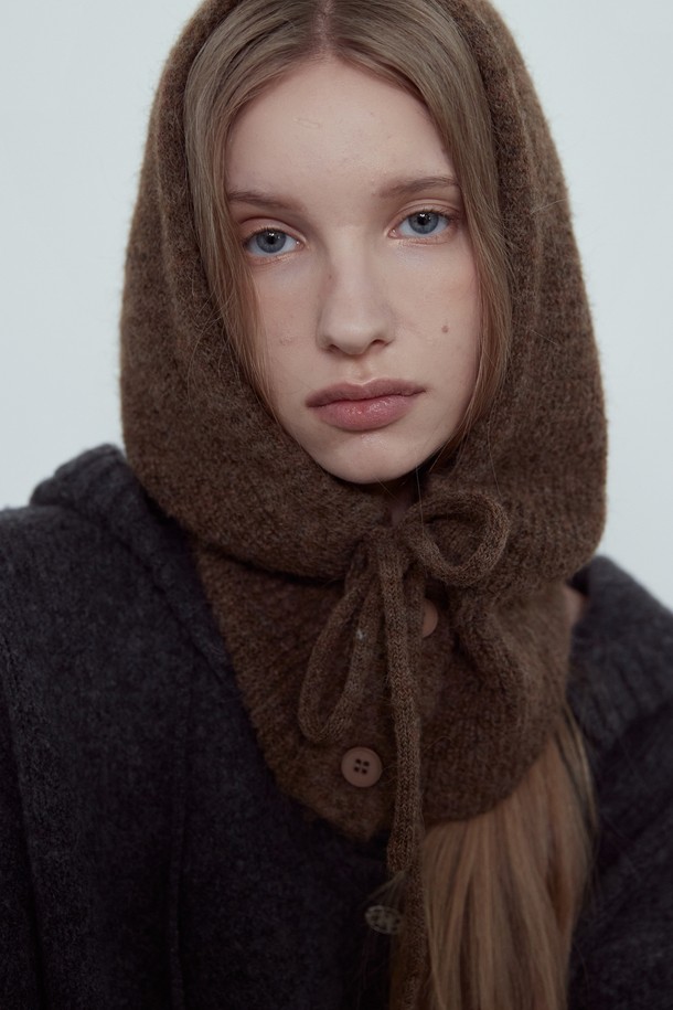 BUTTON WOOL KNIT BALACLAVA_NFAC5311 (버튼 울 니트 발라클라바)는 여성용 모자입니다. 겨울철 방한을 위한 깊은 모자 깊이의 후드형 디자인으로, 부드러운 촉감과 두꺼운 두께감으로 포근함을 선사합니다. 아크릴, 폴리에스테르, 나일론, 울, 스판덱스 혼방 소재로 제작되었으며, 브라운 베이지, 그레이 두 가지 색상으로 출시되었습니다. 무지 패턴에 버튼과 조절끈 디테일이 더해져 스타일리시함을 더하며, 보온 기능과 사이즈 조절이 가능합니다. 캐주얼, 미니멀, 클래식 스타일의 겨울 데일리룩 및 산책룩에 활용하기 좋습니다.
