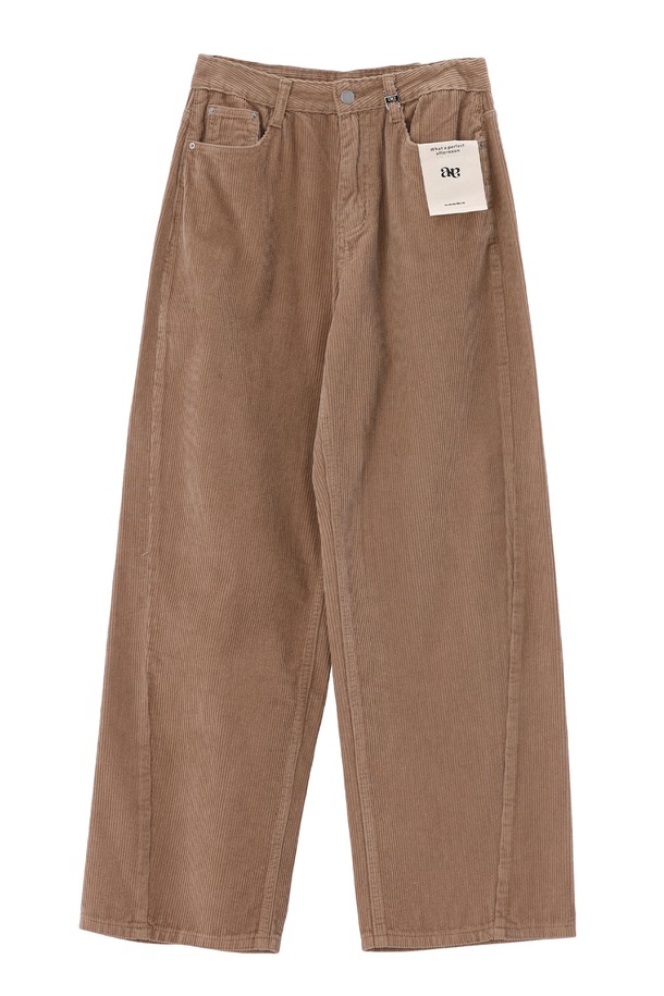 벨로르 와이드 코듀로이 팬츠_NFPT5308는 가을, 겨울 시즌에 적합한 여성용 코듀로이 팬츠입니다. 두껍고 부드러운 골지 코듀로이 소재로 제작되어 보온성이 뛰어나며, 루즈핏 와이드 디자인으로 편안한 착용감을 제공합니다. 블랙, 브라운, 베이지, 아이보리 네 가지 컬러로 출시되어 다양한 겨울 데일리룩, 모임룩, 카페룩에 활용하기 좋습니다. 변형이 적은 견고한 원단으로 제작되어 오래 입을 수 있으며, 길이 수선 및 라벨 제거가 가능하여 개인의 취향에 맞게 즐길 수 있는 클래식하고 베이직한 스타일의 팬츠입니다.
