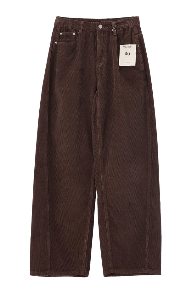 벨로아 와이드 코듀로이 팬츠_NFPT5308은 부드러운 촉감의 두꺼운 골지 코듀로이 소재로 제작되어 가을, 겨울철 따뜻하고 포근하게 착용할 수 있는 여성용 팬츠입니다. 클래식한 무드를 연출하며, 넉넉한 루즈핏 와이드 스타일로 편안한 착용감을 제공합니다. 블랙, 브라운, 베이지, 아이보리 4가지 색상으로 출시되어 다양한 겨울 데일리룩, 카페룩에 활용 가능합니다. 통기성이 좋아 쾌적하며, 변형이 적어 오래도록 튼튼하게 입을 수 있습니다. 길이 수선이 가능하여 체형에 맞게 완벽한 핏을 연출할 수 있습니다.
