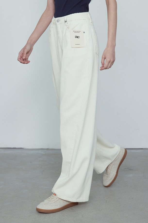 벨로어 와이드 코듀로이 팬츠_NFPT5308는 부드러운 촉감과 두꺼운 두께감으로 겨울철 따뜻하게 착용 가능한 여성 코듀로이 와이드 팬츠입니다. 클래식하고 베이직한 디자인으로, 겨울 데일리룩, 모임룩, 카페룩 등 다양한 TPO에 맞춰 스타일리시하게 연출할 수 있습니다. 넉넉한 루즈핏으로 편안한 착용감을 선사하며, 통기성이 좋고 보온성이 우수한 면과 코듀로이 혼방 소재로 제작되었습니다. 변형이 적은 견고한 원단과 분리 가능한 면 라벨 디테일이 특징이며, 블랙, 브라운, 베이지, 아이보리 4가지 컬러로 구성되어 있습니다. 미니멀, 캐주얼 스타일을 즐겨 입는 분들께 추천합니다.
