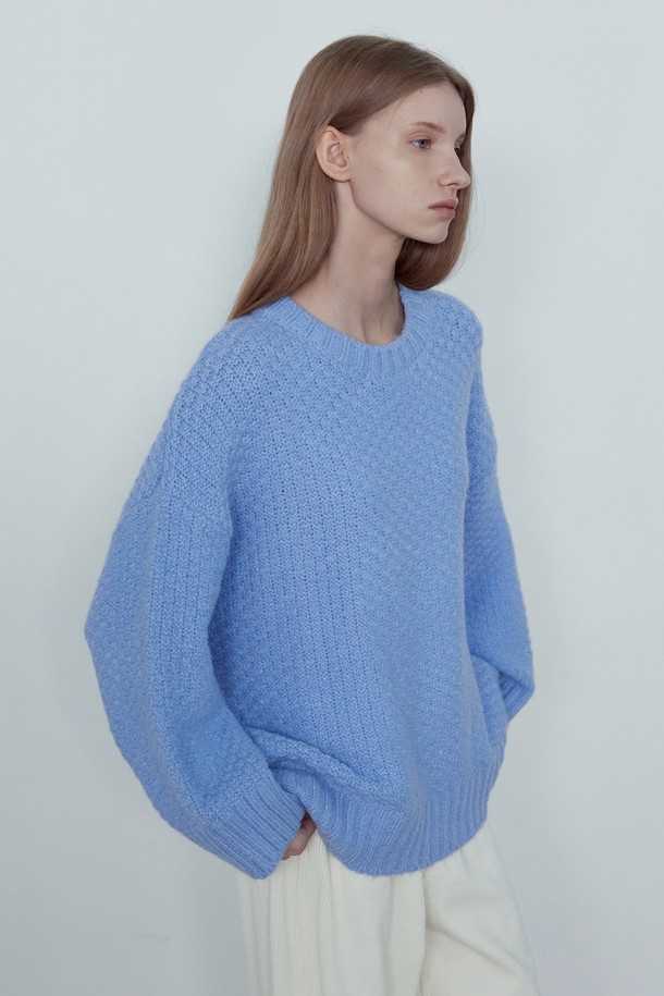 WAFFLE OVERFIT WOOL KNIT_NFKN5313은 부드러운 촉감이 돋보이는 와플 패턴의 오버핏 울 니트입니다. 라운드넥 디자인에 힙라인을 덮는 기장으로, 자연스러운 실루엣을 연출하며 데일리 스타일링에 활용하기 좋습니다. 가을, 겨울 시즌에 적합하며, 소라, 아이보리, 옐로우 3가지 컬러로 만나볼 수 있습니다. 아크릴, 나일론, 울, 스판덱스 혼방 소재로 제작되어 편안한 착용감을 선사합니다. 캐주얼, 미니멀, 클래식 스타일을 즐겨 입는 여성분들께 겨울 데일리룩, 집콕룩, 카페룩으로 추천합니다.
