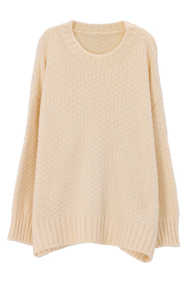 WAFFLE OVERFIT WOOL KNIT_NFKN5313은 여성용 니트/스웨터입니다. 부드러운 촉감의 아크릴, 나일론, 울, 스판덱스 혼방 소재로 제작되었으며, 와플 패턴과 라운드넥 디자인이 특징입니다. 가을, 겨울 시즌에 어울리는 두꺼운 두께감과 힙라인을 덮는 레귤러 기장의 오버핏으로, 데일리룩은 물론 카페룩으로도 활용하기 좋습니다. 소라, 아이보리, 옐로우 세 가지 색상으로 출시되었으며, 단독 착용 또는 다양한 하의와 매치하여 캐주얼하고 베이직한 스타일을 연출할 수 있습니다.
