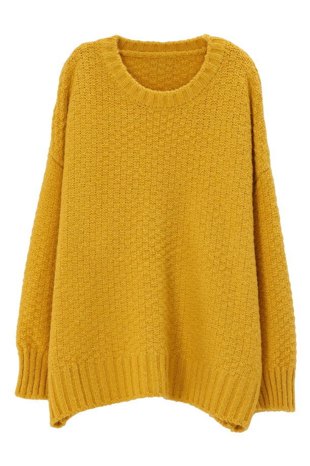 와플 오버핏 울 니트_NFKN5313은 부드러운 촉감의 와플 패턴이 돋보이는 여성 니트입니다. 소라, 아이보리, 옐로우 세 가지 색상으로 출시되었으며, 가을, 겨울 시즌 데일리 및 캐주얼 룩에 활용하기 좋습니다. 라운드넥에 힙선을 덮는 기장, 긴 소매의 오버핏과 루즈핏으로 편안한 착용감을 선사합니다. 아크릴, 나일론, 울, 스판덱스 혼방 소재로 제작되어 보온성이 뛰어나며, 단독 착용은 물론 다양한 하의와 매치하여 캐주얼, 미니멀, 클래식 스타일을 연출할 수 있습니다. 자연스러운 바디 커버 실루엣으로 편안하게 착용할 수 있으며, 카페룩 또는 겨울 데일리룩에 활용하기 좋습니다.
