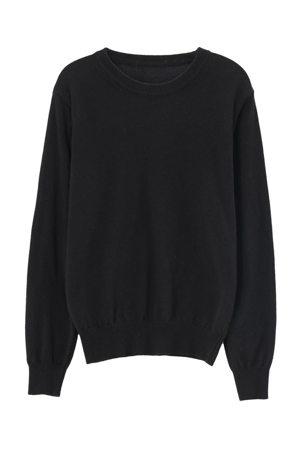 MENA 울 니트_NFKN5279는 여성 의류 상의 카테고리의 울 혼방 니트입니다. 가을, 겨울 시즌에 착용하기 좋으며, 베이직하고 미니멀한 스타일을 연출합니다. 부드러운 촉감의 두꺼운 울 소재로 제작되었으며, 라운드넥에 레귤러핏, 긴소매, 크롭 기장으로 디자인되었습니다. 무지 패턴의 블랙 컬러로, 겨울 데일리룩, 카페룩, 모임룩 등 다양한 TPO에 활용하기 좋은 아이템입니다.
