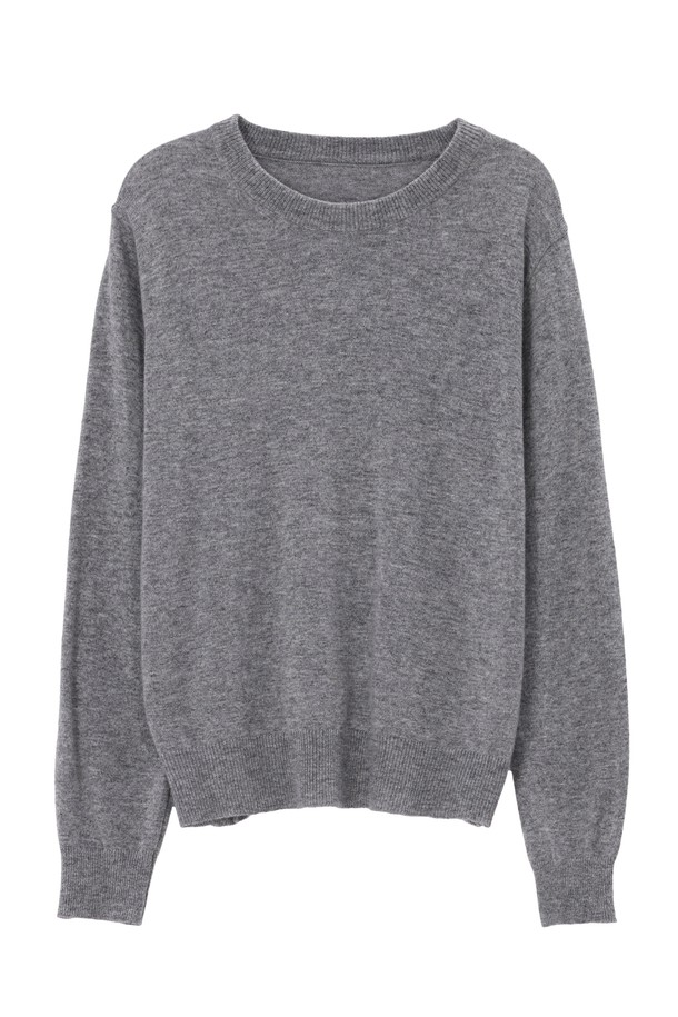 MENA 울 니트_NFKN5279는 여성용 니트/스웨터로, 가을과 겨울에 어울리는 베이직 스타일의 크롭 기장입니다. 부드러운 촉감의 울, 나일론, 폴리에스터 혼방 소재로 제작되었으며, 라운드 넥과 긴 소매, 레귤러핏으로 편안하게 착용할 수 있습니다. 블랙, 머스타드, 브라운, 핑크, 그레이, 아이보리 등 다양한 색상으로 출시되어 데이트룩, 겨울 데일리룩 등 다채로운 스타일 연출에 용이합니다. 깔끔한 넥라인과 암홀 마감, 헤링본 디테일이 돋보이며, 기계 세탁이 가능하여 실용적입니다. 미니멀, 클래식, 캐주얼 등 어떤 스타일에도 잘 어울립니다.
