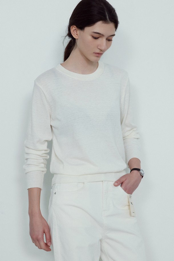 MENA 울 니트_NFKN5279는 가을, 겨울 시즌 여성 고객을 위한 베이직하고 미니멀한 스타일의 니트입니다. 부드러운 촉감의 울, 나일론, 폴리에스터 혼방 소재로 제작되었으며, 레귤러 핏과 라운드넥 디자인으로 편안하게 착용할 수 있습니다. 블랙, 머스타드, 브라운, 핑크, 그레이, 아이보리 등 다채로운 6가지 컬러로 출시되어 다양한 겨울 데일리룩 연출에 용이합니다. 얇은 두께감과 긴 소매 기장으로 간절기부터 한겨울까지 활용 가능하며, 헤링본 디테일 마감으로 섬세함을 더했습니다. 신축성이 있어 활동성이 좋고, 기계 세탁이 가능하여 관리가 용이합니다.
