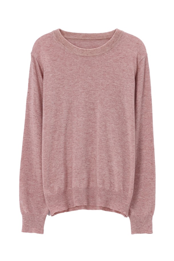 MENA 울 니트_NFKN5279는 여성용 니트/스웨터로, 가을, 겨울철 데일리룩에 적합한 베이직 스타일의 레귤러핏 의류입니다. 라운드넥에 얇은 두께, 긴소매 기장으로 부드러운 촉감이 특징이며, 넥라인과 암홀라인에 헴 디테일이 더해져 있습니다. 블랙, 머스타드, 브라운, 핑크, 그레이, 아이보리 등 다채로운 색상으로 출시되었으며, 나일론, 폴리에스테르, 울 소재 혼방으로 제작되어 워셔블 기능과 신축성을 갖췄습니다. 미니멀, 클래식, 캐주얼 스타일을 연출하기 좋은 아이템입니다.
