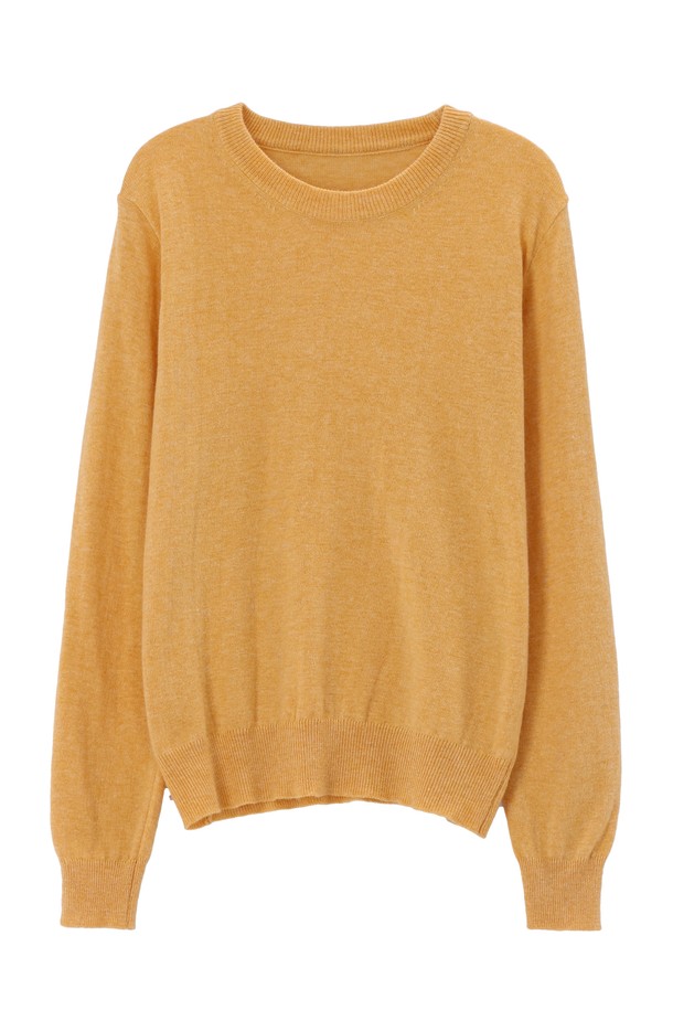 MENA 울 니트_NFKN5279는 여성용 니트/스웨터로, 가을과 겨울에 착용하기 좋은 크롭 기장의 라운드넥 긴소매 제품입니다. 베이직하고 미니멀한 스타일로, 블랙, 머스타드, 브라운, 핑크, 그레이, 아이보리 등 다양한 색상으로 출시되었습니다. 부드러운 촉감의 울, 나일론, 폴리에스터 혼방 소재로 제작되었으며, 얇은 두께로 제작되어 간절기에도 활용하기 좋습니다. 넥 라인과 암홀 라인의 깔끔한 헴 스티치 마감 처리가 돋보이며, 워셔블 기능으로 변형과 늘어짐을 최소화하여 관리가 용이합니다. 데이트룩, 카페룩, 겨울 데일리룩 등 다양한 TPO에 미니멀, 클래식, 캐주얼 스타일로 연출할 수 있습니다.
