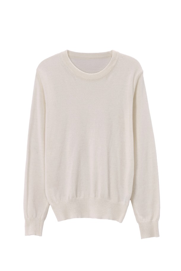 MENA 울 니트_NFKN5279는 여성용으로, 가을과 겨울에 어울리는 얇은 두께의 라운드넥 크롭 니트입니다. 베이직하고 미니멀한 스타일로, 블랙, 머스타드, 브라운, 핑크, 그레이/아이보리 등 다양한 색상으로 출시되었습니다. 부드러운 촉감의 울, 나일론, 폴리에스터 혼방 소재로 제작되었으며, 긴 소매와 무지 패턴이 특징입니다. 헤링본 마감 처리와 깔끔한 목선 및 암홀 디테일이 돋보이며, 데이트룩, 카페룩, 겨울 데일리룩 등 다채로운 TPO에 활용하기 좋습니다. 레귤러핏으로 제작되어 편안하게 착용할 수 있으며, 기계 세탁이 가능하여 관리가 용이합니다.
