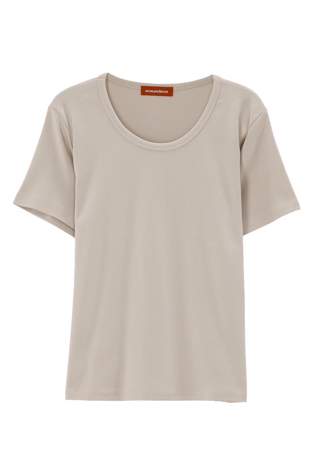 AIN COTTON SPAN 티셔츠_NFTS5291는 여성용 티셔츠로, 베이직하고 미니멀한 스타일을 추구하는 분들께 적합합니다. 핑크, 아이보리, 그레이, 베이지, 블랙 등 다섯 가지 다채로운 컬러로 출시되어 취향에 맞게 선택할 수 있습니다. 면 95%와 스판덱스 5% 혼방으로 제작되어 부드러운 촉감과 뛰어난 신축성을 자랑하며, 일상복으로 편안하게 착용하기 좋습니다. 라운드넥에 레귤러핏, 반소매 기장으로 디자인되었으며, 봄, 여름 계절에 얇게 입기 좋습니다. 세탁 후에도 형태가 잘 유지되는 견고한 원단으로 제작되어 관리의 편의성까지 더했습니다.
