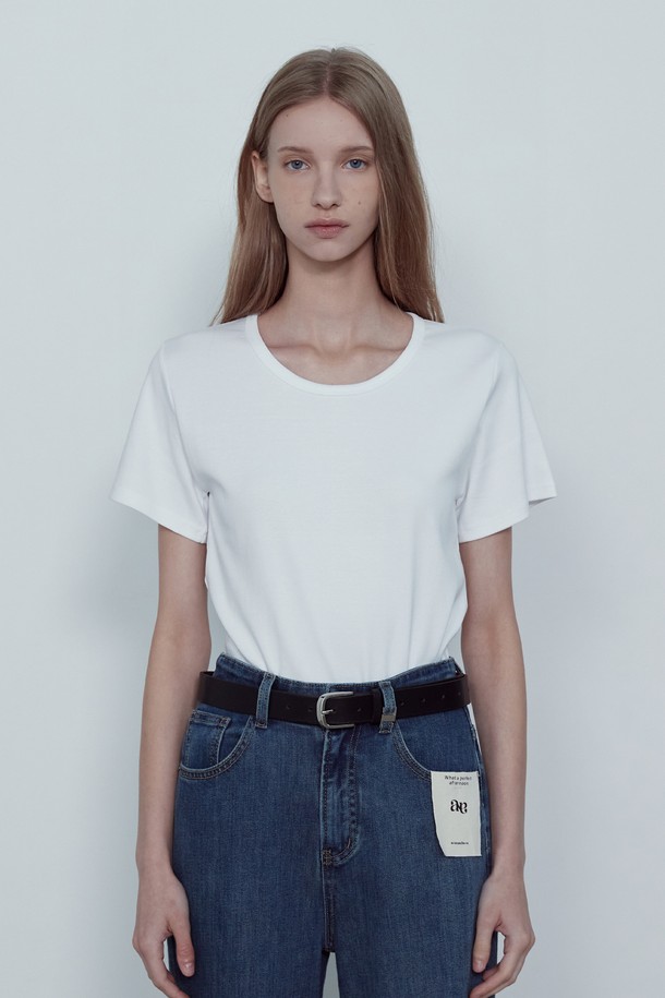 AIN (에이아이엔) 코튼 스판 티셔츠 NFTS5291은 여성용 티셔츠로, 봄, 여름 시즌에 활용하기 좋은 베이직 스타일의 의류입니다. 부드러운 촉감의 면과 스판덱스 혼방 소재로 제작되어 신축성이 뛰어나 편안한 착용감을 선사합니다. 색상은 핑크, 아이보리, 그레이, 베이지, 블랙 5가지로 출시되었으며, 레귤러핏에 라운드넥 디자인으로 제작되었습니다. 얇은 두께감으로 단독 또는 레이어드하여 다양한 스타일 연출이 가능하며, 세탁 후에도 형태가 유지되는 실용적인 아이템입니다. 동네 마실룩이나 카페룩 등 캐주얼하고 미니멀한 스타일에 잘 어울립니다.
