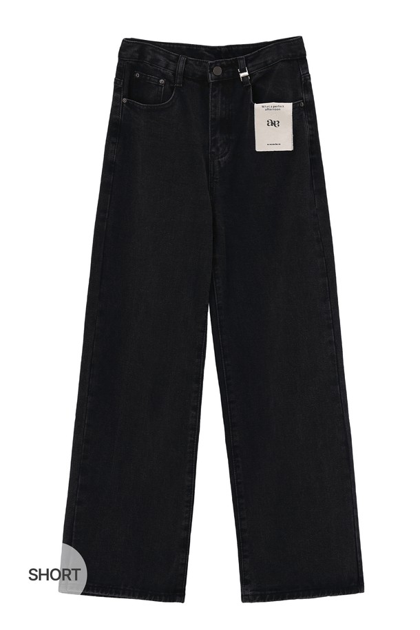 SALT WASHING 와이드 데님 팬츠_NFDP5296은 (블랙, 미디엄 인디고, 라이트 인디고) 3가지 색상으로 출시된 공용 와이드핏 데님 팬츠입니다. 사계절 내내 착용 가능하며, 뻣뻣한 촉감의 논스판 면 소재로 제작되어 탄탄한 착용감을 선사합니다. 캐주얼, 스트리트, 미니멀 스타일을 아우르며, 롱 기장과 두꺼운 두께감으로 트렌디한 핏을 연출합니다. 개인 맞춤형 테일러 서비스를 통해 완벽한 핏을 경험할 수 있으며, 광목 라벨이 부착되어 있습니다.
