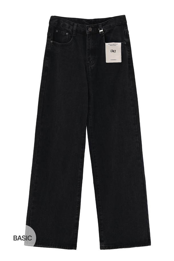 "SALT WASHING WIDE DENIM PANTS_NFDP5296"은 남녀 공용으로 착용 가능한 데님 팬츠입니다. 캐주얼 및 스트리트 스타일을 연출하기 좋으며, 사계절 내내 활용할 수 있습니다. 블랙, 미디엄 인디고, 라이트 인디고 3가지 컬러로 출시되었으며, 워싱 처리된 두꺼운 데님 소재로 제작되어 뻣뻣한 촉감을 느낄 수 있습니다. 와이드 핏의 긴 기장으로, 3단계 길이 옵션과 탈부착 가능한 코튼 라벨, 테일러 서비스까지 제공하여 차별화된 가치를 더합니다.
