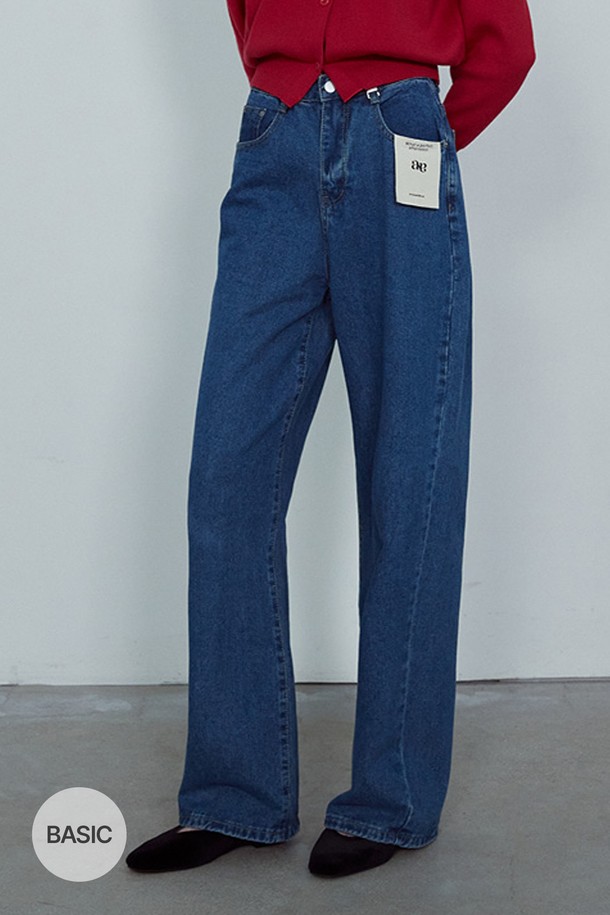 SALT WASHING 와이드 데님 팬츠_NFDP5296는 일상과 스트릿 스타일을 아우르는 공용 데님 팬츠입니다. 블랙, 미디엄 인디고, 라이트 인디고 세 가지 컬러로 출시되었으며, 사계절 내내 착용 가능합니다. 뻣뻣한 질감의 논스트레치 면 소재로 제작되었으며, 와이드핏과 두꺼운 두께로 편안함과 트렌디함을 동시에 선사합니다. 3단계 길이 조절 기능과 탈부착 가능한 면 라벨, 길이 맞춤 서비스로 더욱 실용적인 제품입니다. 캐주얼, 스트리트, 미니멀 스타일을 즐기는 고객에게 추천합니다.
