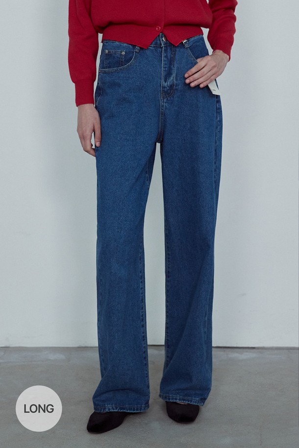 솔트 워싱 와이드 데님 팬츠_NFDP5296은 남녀 공용으로 착용 가능한 데님 팬츠입니다. 캐주얼, 스트릿, 미니멀 스타일을 즐기는 분들께 추천하며, 데이트룩, 쇼핑룩에 잘 어울립니다. 블랙, 미디엄 인디고, 라이트 인디고 세 가지 컬러로 출시되었으며, 봄, 가을에 입기 좋은 두꺼운 두께감의 긴 기장 와이드 핏입니다. 솔트워싱 가공으로 빈티지한 멋을 더했으며, 뻣뻣한 촉감의 데님과 면 혼방 소재로 제작되었습니다. 3단계 길이 조절 기능과 탈부착 가능한 코튼 라벨, 무료 길이 수선 서비스로 실용성을 높였습니다.
