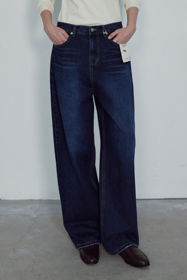 NARD TAB WIDE 데님 팬츠_NFDP5299는 빈티지한 워싱과 와이드 핏으로 스트릿 무드를 연출하는 데님 팬츠입니다. 면 소재로 제작되어 사계절 내내 편안하게 착용 가능하며, 일상복으로 활용하기 좋습니다. 뒷면에는 사이즈 조절이 가능한 비죠 장식이 있으며, 광목 라벨은 부착 및 제거할 수 있습니다. 데이트룩, 쇼핑룩 등 다양한 TPO에 맞춰 스트리트, 캐주얼, 미니멀 스타일을 연출해보세요. 개인 맞춤형 기장 수선 서비스도 제공합니다.
