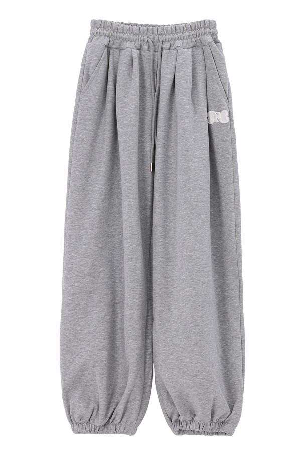 TAN 코튼 오버핏 스웨트 팬츠_NFPT50317은 캐주얼, 스포티, 미니멀 스타일을 추구하는 분들을 위한 와이드핏 스웨트 팬츠입니다. 화이트 멜란지, 블랙, 그린 멜란지 3가지 색상으로 출시되었으며, 면과 폴리에스테르 혼방 소재로 제작되어 편안한 착용감을 제공합니다. 드로우스트링 디테일과 밴딩 처리로 활동성을 높였으며, 여유 있는 실루엣과 자연스러운 레그 라인이 특징입니다. 일상, 집콕, 산책 등 다양한 TPO에 활용할 수 있는 실용적인 아이템입니다. 오버핏으로 편안하게 즐길 수 있는 스타일을 완성해보세요.
