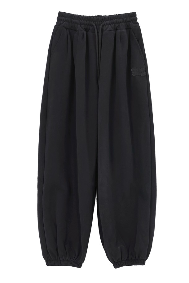 탄 컬러의 TAN COTTON OVERFIT SWEAT PANTS_NFPT50317입니다. 부드러운 면과 폴리에스테르 혼방 소재로 제작되어 편안한 착용감을 선사하며, 봄, 가을 시즌에 적합합니다. 넉넉한 와이드 및 배기핏에 오버핏으로 디자인되어 캐주얼하고 스포티한 무드를 연출합니다. 허리 밴딩과 드로우스트링으로 편안하게 착용 가능하며, 데일리룩, 집콕룩, 산책룩 등 다양한 TPO에 활용하기 좋습니다. 무지 디자인에 탄, 화이트 멜란지, 블랙, 그린 멜란지 4가지 컬러로 출시되었습니다.
