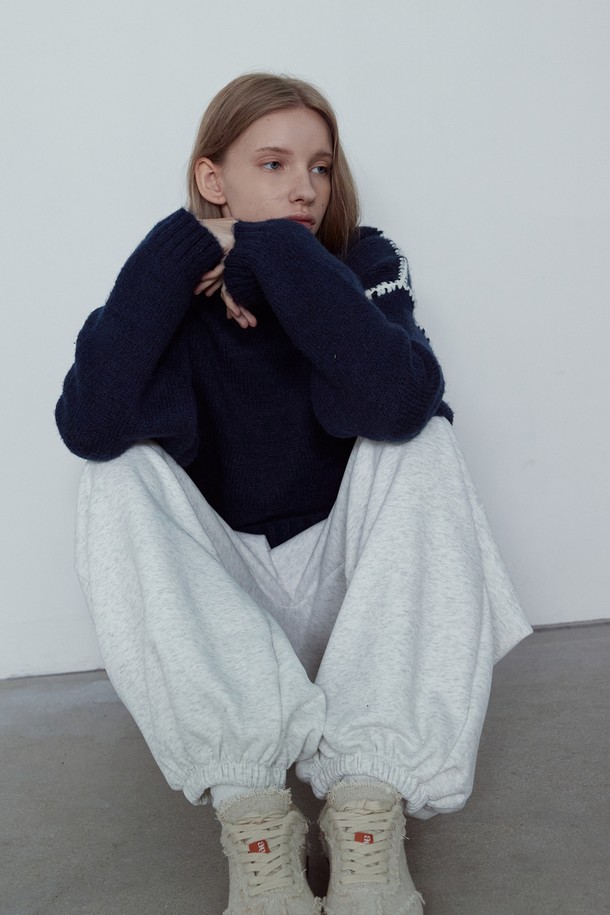 **TAN COTTON OVERFIT SWEAT PANTS (탄 코튼 오버핏 스웨트 팬츠) NFPT50317**는 편안한 착용감을 자랑하는 남녀 공용 스웨트 팬츠입니다. 부드러운 면과 폴리에스테르 혼방 소재로 제작되어 봄, 가을, 겨울 계절에 적합하며, 일상복으로 활용하기 좋습니다. 와이드하고 배기핏으로 자연스러운 레그 라인을 연출하며, 오버핏으로 트렌디한 스타일을 더했습니다. 화이트 멜란지, 블랙, 그린 멜란지 세 가지 색상으로 출시되어 캐주얼, 스포티, 미니멀 스타일을 즐기는 분들께 추천합니다. 집콕룩, 동네 마실룩, 겨울 데일리룩 등 다양한 TPO에 맞춰 활용해보세요.
