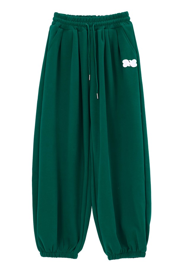 탄(Tan) 컬러의 오버핏 스웨트 팬츠_NFPT50317입니다. 봄, 가을, 겨울 시즌에 착용하기 좋은 두꺼운 두께감의 면, 폴리에스테르 혼방 소재로 제작되었습니다. 편안한 착용감을 선사하며, 밴딩 허리와 배기 실루엣 디자인으로 활동성을 높였습니다. 데일리, 집콕룩, 동네 마실룩 등 다양한 TPO에 캐주얼, 스포티, 미니멀 스타일로 연출하기 좋습니다. 와이드한 오버핏으로 편안함과 스타일을 동시에 잡았습니다.
