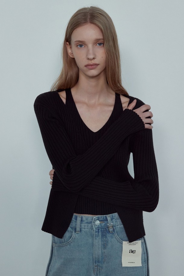 HONA (호나) 골지 슬리브리스 레이어드 가디건_NFCA5270은 여성스러운 스타일을 연출하는 데 안성맞춤입니다. 부드러운 레이온 혼방 소재로 제작되어 편안한 착용감을 선사하며, 슬림핏 디자인과 V넥 라인이 세련된 실루엣을 완성합니다. 민소매 이너 탱크탑과 크롭 기장의 아우터 가디건이 레이어드되어, 개성 있는 스타일을 연출하며 벨트라인을 커버해 줍니다. 봄, 가을 시즌 데이트룩, 카페룩, 모임룩 등 다양한 상황에 미니멀하고 클래식한 무드로 활용하기 좋습니다. 기계 세탁이 가능하여 관리가 용이합니다.
