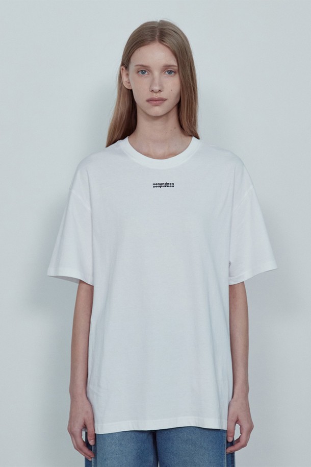 NECK RUBBER LOGO COTTON 티셔츠_NHTS5263는 부드러운 면 소재로 제작되어 편안한 착용감을 선사합니다. 라운드넥 디자인에 릴랙스 핏으로 제작되어 활동성을 높였으며, 봄, 여름, 가을까지 폭넓게 활용할 수 있습니다. 블랙과 화이트 두 가지 컬러로 출시되었으며, 베이직하고 캐주얼한 스타일을 연출하기 좋습니다. 러버 프린트 로고 디자인과 드롭숄더 디테일이 특징이며, 가벼운 두께감으로 우수한 통기성을 자랑합니다. 동네 마실룩이나 산책룩과 같이 편안한 일상에 매치하기 좋은 아이템입니다.
