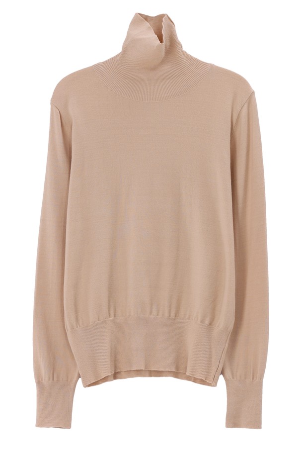 마디 노멀 터틀넥 니트_NFKN5284는 여성용 터틀넥 니트입니다. 아이보리, 라이트그레이, 블랙, 베이지, 브라운 5가지의 다채로운 색상으로 출시되어 데일리룩, 출근룩, 모임룩 등 다양한 TPO에 활용하기 좋습니다. 가을, 겨울 시즌에 적합하며, 베이직한 스타일로 클래식, 미니멀, 캐주얼 룩을 연출하기 용이합니다. 레귤러 핏의 긴 소매 기장으로, 레이온, 폴리에스테르, 나일론 혼방 소재로 제작되어 부드러운 촉감과 신축성을 제공하며, 기계세탁이 가능하고 광택감 있는 소재로 내구성이 우수합니다.
