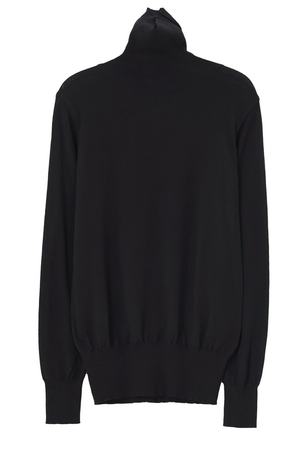 MADI NORMAL TURTLENECK KNIT_NFKN5284는 여성용 터틀넥 니트입니다. 아이보리, 라이트그레이, 블랙, 베이지, 브라운 5가지 색상으로 출시되었으며, 가을, 겨울에 착용하기 좋습니다. 레이온 특유의 광택감과 시원한 착용감, 폴리에스터의 내구성에 나일론 혼방으로 신축성과 기능성을 더했습니다. 레귤러핏에 무지 디자인으로 미니멀, 클래식, 캐주얼 스타일을 연출하기 좋으며, 겨울 데일리룩, 오피스룩, 모임룩 등 다양한 TPO에 활용할 수 있습니다. 기계 세탁이 가능하여 관리가 용이합니다.
