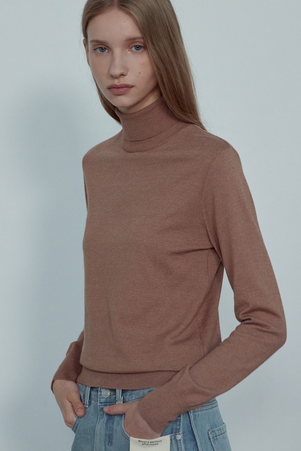 MADI 노멀 터틀넥 니트_NFKN5284는 여성 고객을 위한 가을, 겨울 시즌 필수 아이템입니다. 부드러운 니트 소재와 도톰한 두께감으로 포근한 착용감을 선사하며, 베이직하고 미니멀한 디자인으로 다양한 스타일링에 활용하기 좋습니다. 브라운 컬러의 레귤러핏 터틀넥으로, 데일리룩, 카페룩, 데이트룩 등 폭넓은 TPO에 매치하여 미니멀, 클래식, 캐주얼 무드를 연출할 수 있습니다. 긴 소매 기장과 무지 디자인으로 어떤 옷에도 잘 어울려 활용도가 높습니다.
