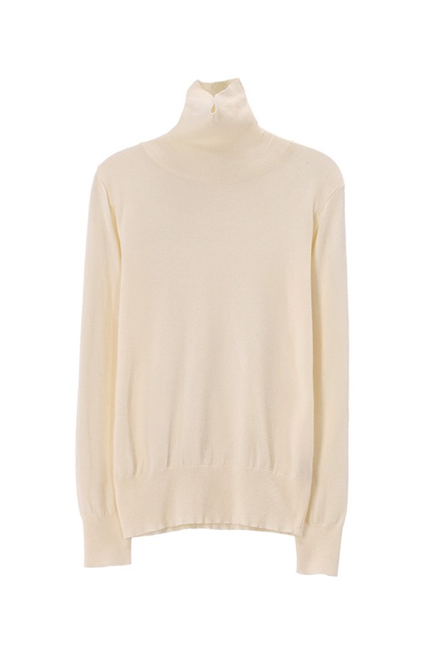 MADI 노멀 터틀넥 니트_NFKN5284는 여성 의류이며, 가을/겨울철에 착용하기 좋은 베이직 스타일의 터틀넥 니트입니다. 레이온, 폴리에스터, 나일론 혼방 소재로 제작되어 부드러운 촉감과 함께 신축성이 뛰어나 편안한 착용감을 제공합니다. 레귤러핏에 긴 소매 기장으로, 데일리룩 또는 출근룩으로 활용하기 좋습니다. 아이보리, 라이트 그레이, 블랙, 베이지, 브라운 등 다양한 컬러로 출시되어, 클래식, 미니멀, 캐주얼 등 어떤 스타일에도 잘 어울립니다. 두꺼운 두께감으로 보온성을 높였으며, 기계 세탁이 가능하여 관리가 용이합니다.
