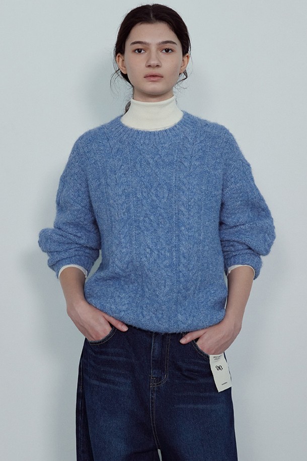 COND FISHER WOOL KNIT_NFKN5277는 여성용 니트/스웨터로, 가을과 겨울에 따뜻하게 착용하기 좋은 아이템입니다. 부드러운 촉감의 울 혼방 소재로 제작되어 보온성과 신축성을 갖췄으며, 힙 기장의 루즈핏 라운드넥 디자인으로 편안한 착용감을 선사합니다. 케이블 패턴과 드롭숄더 디자인이 특징이며, 그레이, 블루, 아이보리 세 가지 색상으로 출시되었습니다. 일상, 집콕, 카페 등 다양한 TPO에 캐주얼, 클래식, 미니멀 스타일로 연출하기 좋습니다. 기계 세탁이 가능하여 관리가 용이합니다.
