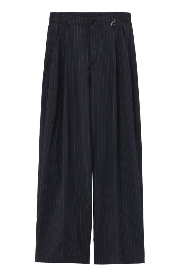 USS 탭 스트라이프 와이드 슬랙스_NFSL5304는 남녀 공용으로, 미니멀하고 클래식한 스타일을 연출합니다. 차콜과 네이비 두 가지 컬러의 긴 기장 슬랙스로, 사계절 내내 활용 가능합니다. 부드러운 촉감의 폴리에스테르, 레이온, 스판덱스 혼방 소재에 얇은 두께감으로 편안한 착용감을 선사하며, 루즈핏 와이드 실루엣입니다. 은은한 스트라이프 패턴과 허리 조절 디테일, 코튼 라벨, 자연스러운 드레이프 효과가 특징이며, 출근룩, 오피스룩, 비즈니스 캐주얼에 적합합니다.
