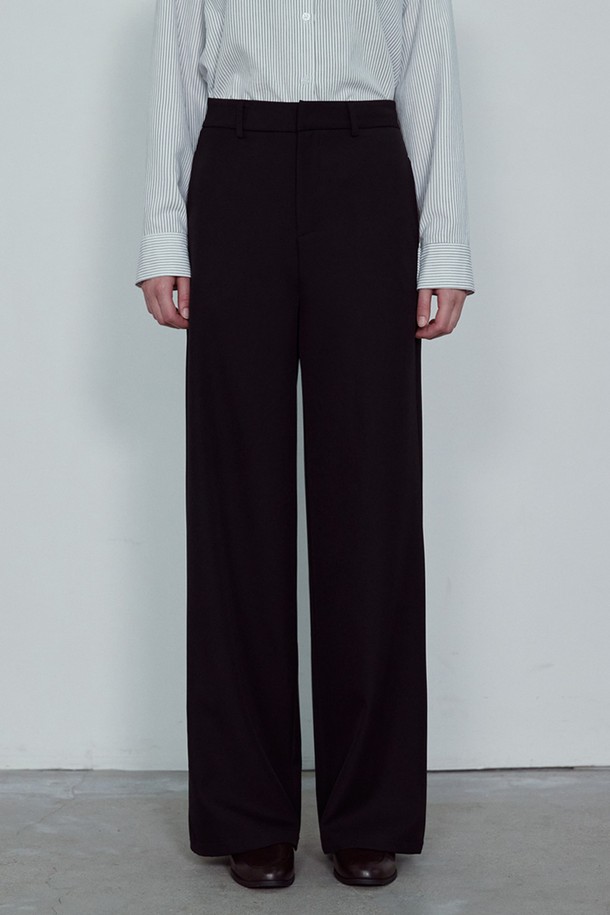 ZERO WRINKLE STRAIGHT SLACKS_NFSL5305 슬랙스는 미니멀하고 베이직한 스타일의 남녀 공용 긴 바지입니다. 블랙, 차콜, 브라운, 베이지 4가지 색상으로 출시되어, 일상 및 오피스룩에 모두 활용 가능합니다. 폴리에스터와 스판덱스 혼방의 주름 방지 소재로 제작되어 편안하면서도 깔끔한 핏을 유지합니다. 레귤러 핏의 스트레이트 바지이며, 히든 포켓과 후크앤아이 여밈으로 실용성을 더했습니다. 탈부착 가능한 라벨과 기장 수선 서비스가 제공됩니다.
