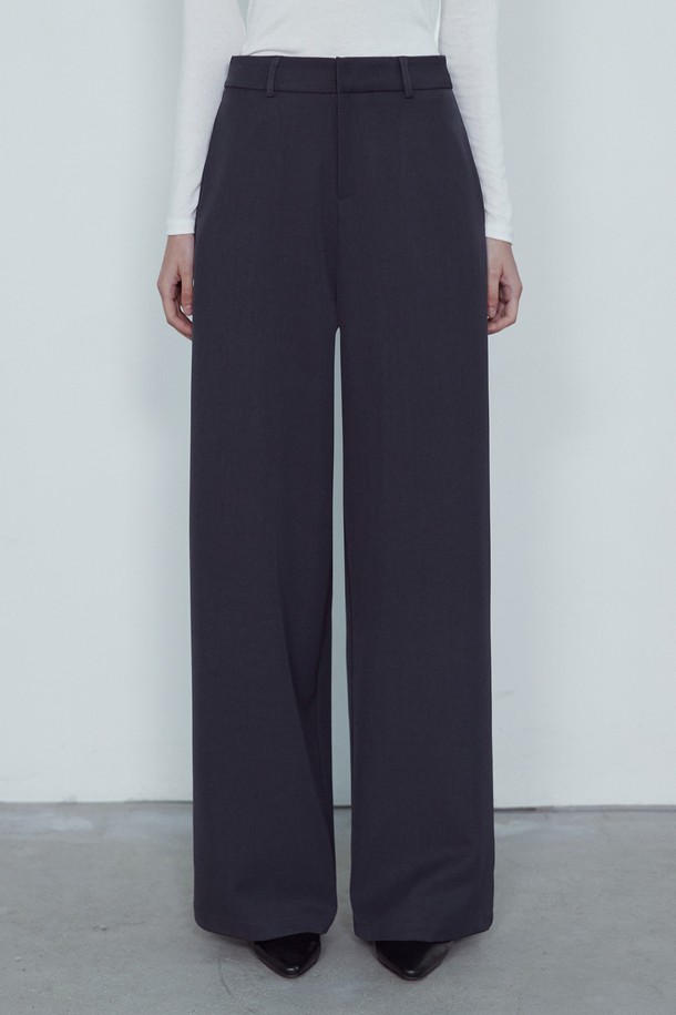 ZERO WRINKLE STRAIGHT SLACKS_NFSL5305는 여성용 슬랙스로, 미니멀하고 베이직한 스타일을 추구하는 분들을 위한 사계절용 긴바지입니다. 블랙, 차콜, 브라운, 베이지 4가지 색상으로 출시되었으며, 주름 방지 기능이 있는 폴리에스테르와 스판덱스 혼방 소재로 제작되어 부드러운 촉감과 편안한 착용감을 제공합니다. 레귤러핏 스트레이트 와이드 핏으로, 히든 포켓과 훅 클로저 디테일이 돋보입니다. 출근룩, 오피스룩, 비즈니스 캐주얼 등 다양한 TPO에 활용 가능하며, 미니멀, 클래식, 시크한 스타일을 연출하기 좋습니다.
