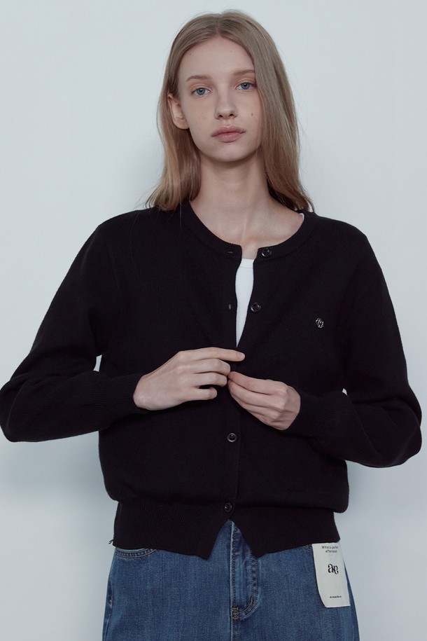 제로 필링 비스코스 라운드 니트 가디건_NFCA5268는 여성용 상의로, 부드러운 촉감과 얇은 두께감으로 봄, 가을에 활용하기 좋습니다. 아이보리, 레드, 블랙 세 가지 색상으로 출시되었으며, 베이직하고 미니멀한 스타일을 연출합니다. 비스코스, 폴리에스터, 나일론 혼방 소재로 제작되어 필링 방지 기능과 형태 안정성, 뛰어난 피부 접촉감을 제공합니다. 라운드넥에 레귤러핏, 긴 소매 기장으로 디자인되어 데이트룩, 카페룩 등 다양한 TPO에 매치하기 용이합니다. 미니멀, 클래식, 캐주얼 스타일을 즐겨 입는 분들께 추천합니다.
