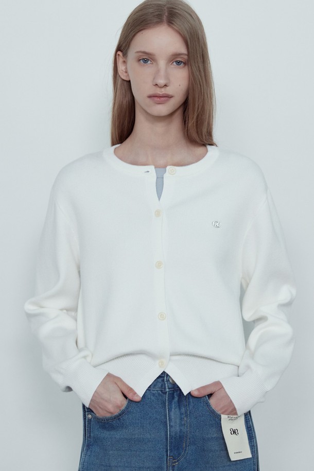 ZERO PEELING VISCOSE ROUND KNIT CARDIGAN_NFCA5268는 부드러운 비스코스 소재와 폴리에스터, 나일론 혼방으로 제작되어 필링 방지 기능이 뛰어난 라운드넥 가디건입니다. 얇은 두께감으로 봄, 가을에 활용하기 좋으며, 베이직하고 캐주얼한 스타일을 연출합니다. 아이보리, 레드, 블랙 세 가지 색상으로 제공되며, 데이트룩, 카페룩 등 다양한 TPO에 잘 어울립니다. 레귤러핏에 긴소매 기장으로 편안하게 착용 가능하며, 미니멀, 캐주얼, 클래식 스타일을 즐겨 입는 여성분들께 추천합니다. 필링 방지 처리로 깔끔한 표면을 유지하며, 부드러운 촉감이 특징입니다.
