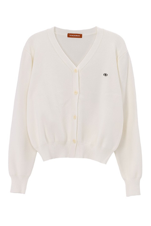 제로 필링 비스코스 브이넥 니트 가디건_NFCA5267는 부드러운 촉감의 비스코스 소재로 제작되어 편안한 착용감을 선사합니다. 여성 의류이며, 봄, 가을에 착용하기 좋은 얇은 두께의 긴소매 크롭 기장 가디건입니다. 아이보리, 레드, 블랙 세 가지 색상으로 출시되었으며 베이직한 스타일로 다양한 룩에 활용하기 좋습니다. 폴리에스터와 나일론 혼방으로 내구성과 형태 유지력이 뛰어나며, 데이트룩, 카페룩과 같은 TPO에 미니멀, 클래식, 캐주얼 스타일을 연출하기 좋습니다. 논필링 기능으로 보풀 걱정 없이 오랫동안 깔끔하게 즐길 수 있습니다.
